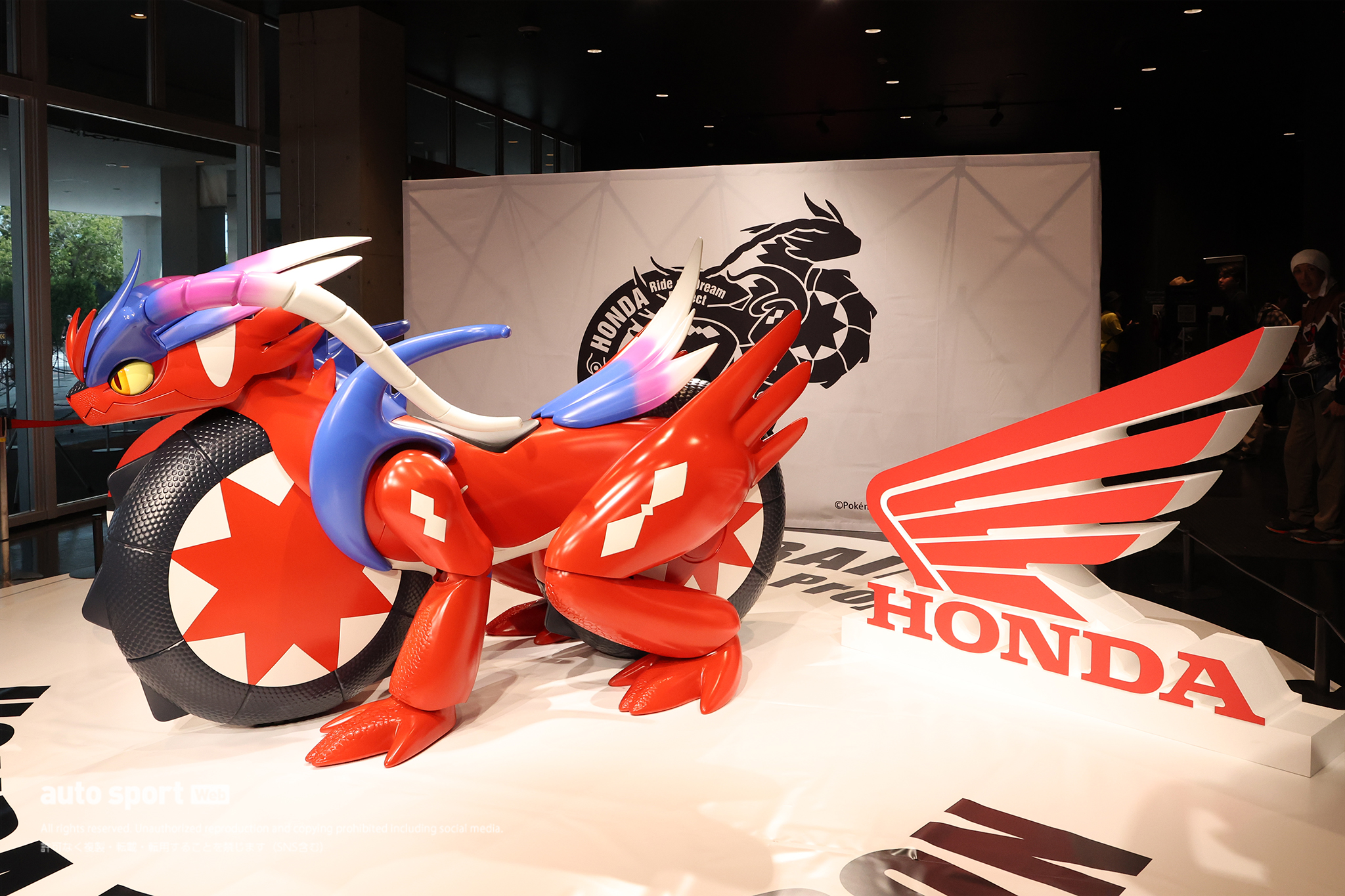 コライドンに興味津々なヨハン・ザルコ（Honda HRC）／2025鈴鹿8