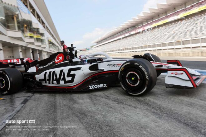 17年ぶりに富士スピードウェイを走行した現行規定のF1マシン。平川亮が初日のステアリングを握った