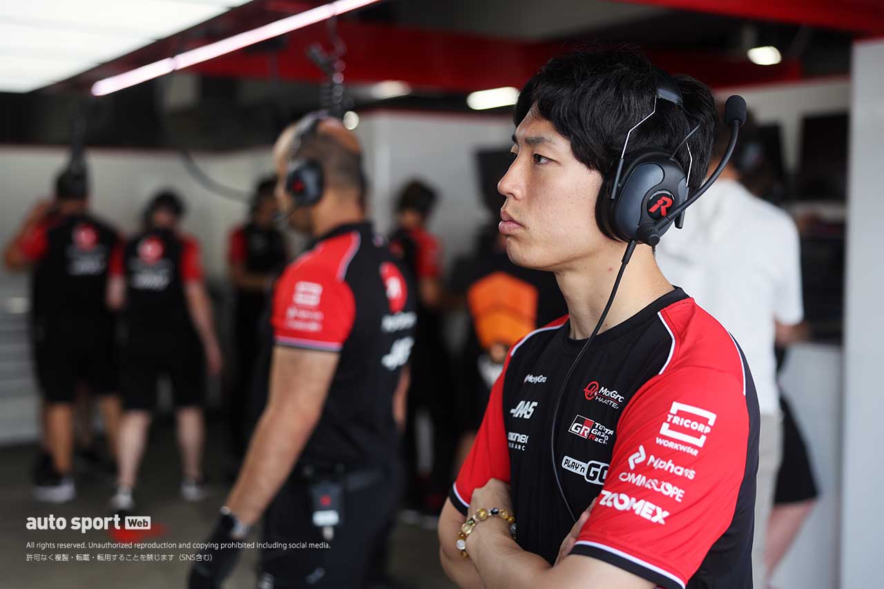 ハースF1のピット、そしてサインガードで初日の平川の走りとタイムを見つめた坪井翔。2日目を担当予定