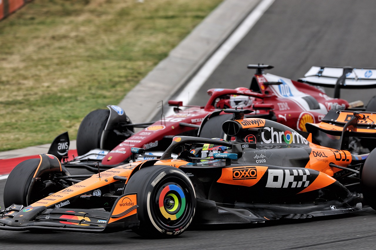 オスカー・ピアストリ(マクラーレン)とシャルル・ルクレール(フェラーリ)