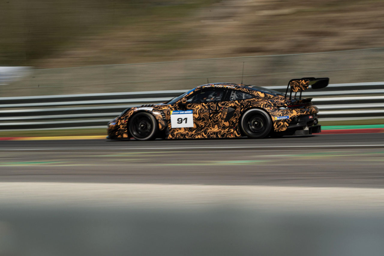 ポルシェ、992型『911 GT3 R』の改良モデル“Evo”を発表。2026年カスタマーデビューへ