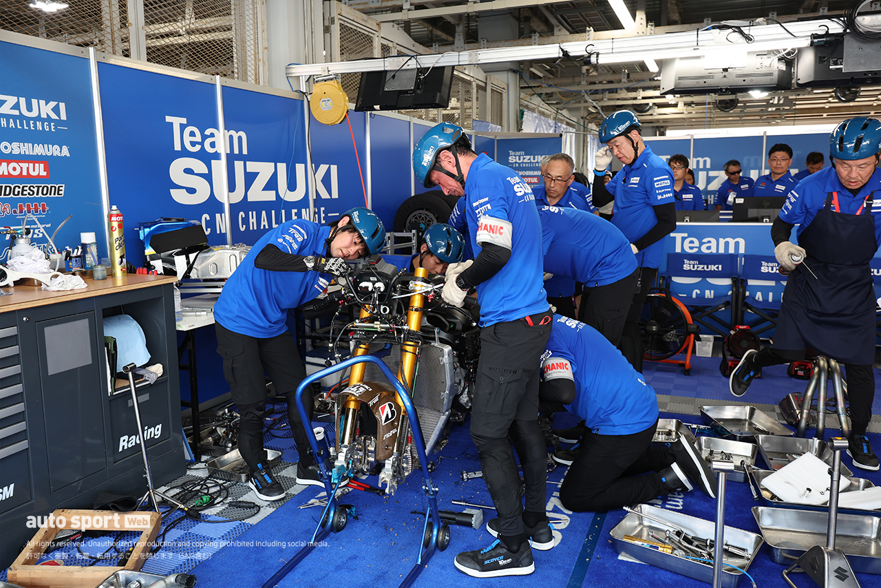 転倒後に修復作業をするTeam SUZUKI CN CHALLENGE／2025鈴鹿8耐