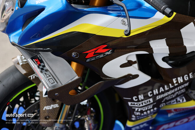 GSX-R1000Rの40周年記念ステッカーが貼られたウイング（Team SUZUKI CN CHALLENGE）／2025鈴鹿8耐