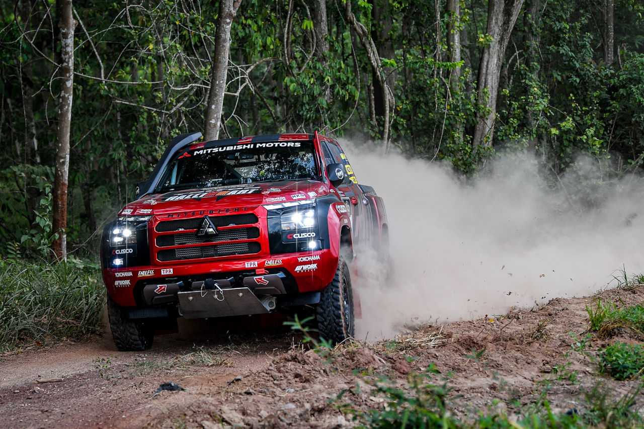 「想像以上にコースがタフ」いきなりの試練を切り抜けたミツビシは初日を2番手と6番手で走破／AXCR2025
