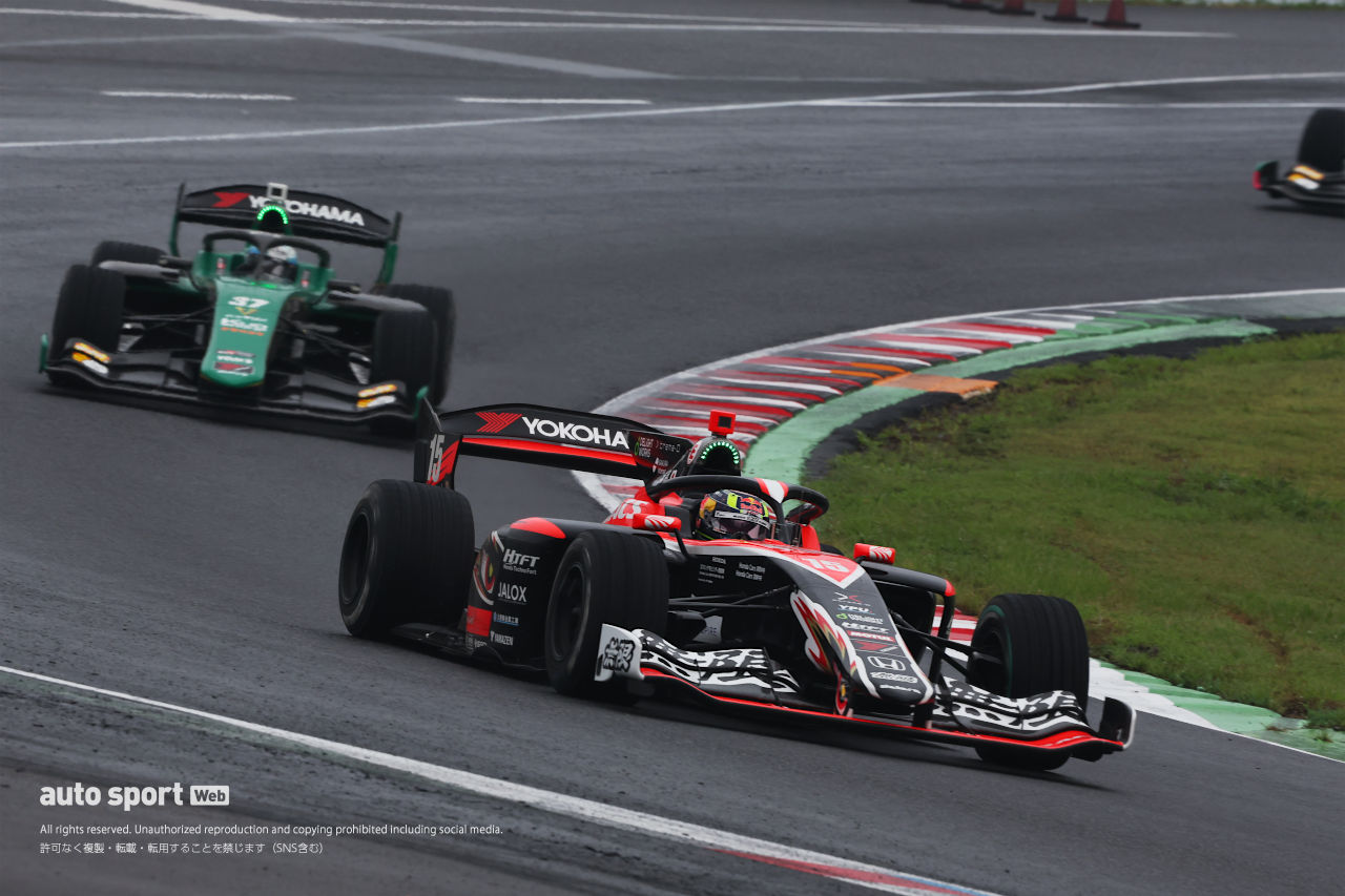 岩佐歩夢が待望のSF初優勝。SC2回、雨のSUGOは上位4台が5秒以内の大接戦に【第8戦決勝レポート】