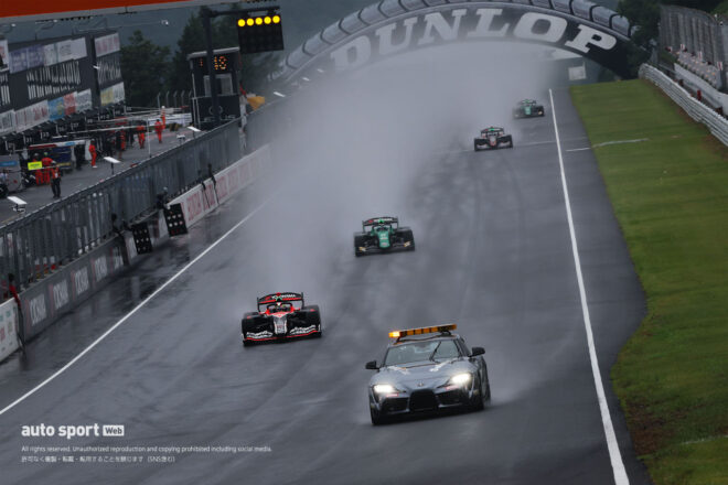 岩佐歩夢が待望のSF初優勝。SC2回、雨のSUGOは上位4台が5秒以内の大接戦に【第8戦決勝レポート】