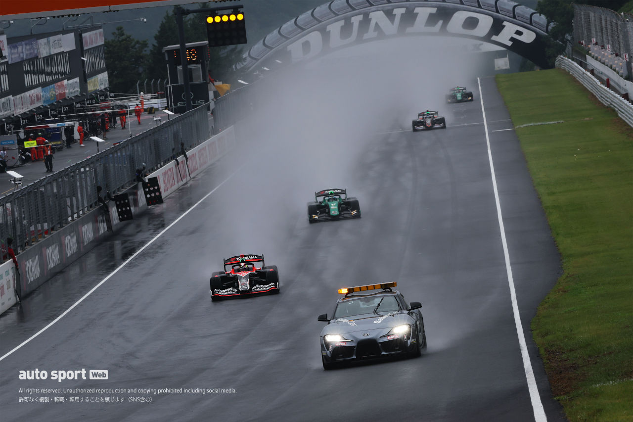 岩佐歩夢が待望のSF初優勝。SC2回、雨のSUGOは上位4台が5秒以内の大接戦に【第8戦決勝レポート】