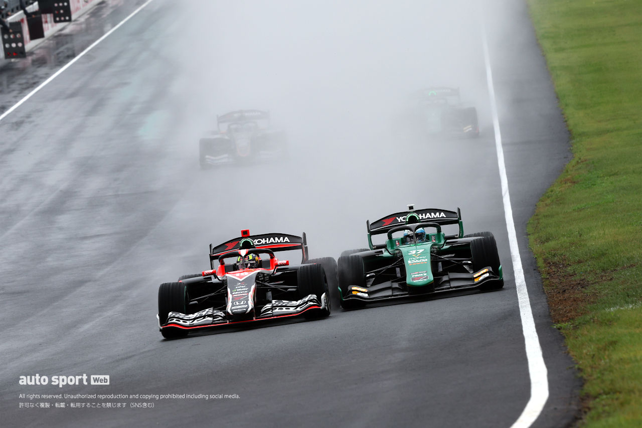 岩佐歩夢が待望のSF初優勝。SC2回、雨のSUGOは上位4台が5秒以内の大接戦に【第8戦決勝レポート】