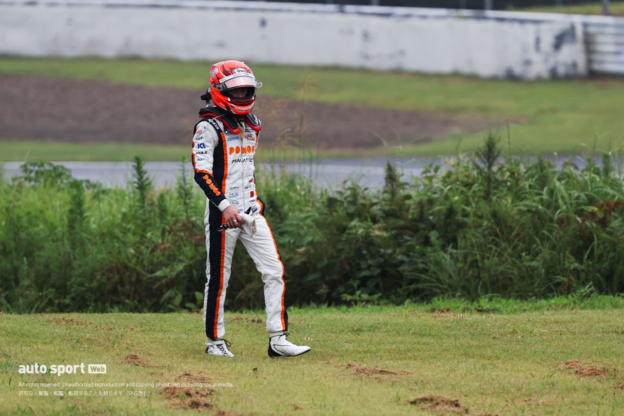 岩佐歩夢が待望のSF初優勝。SC2回、雨のSUGOは上位4台が5秒以内の大接戦に【第8戦決勝レポート】