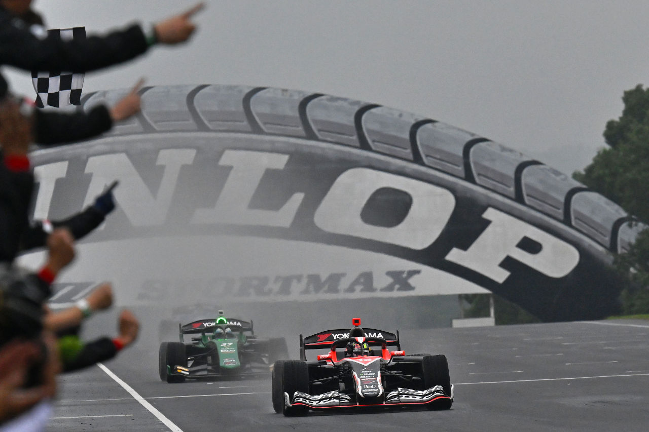 【動画】2025年スーパーフォーミュラ第8戦SUGO 予選＆決勝ハイライト