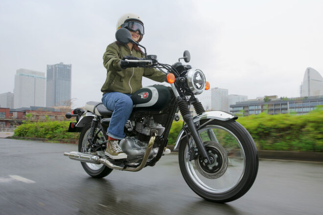 カワサキ、『W230』のカラーとグラフィックを変更した2026年モデルを発表。9月15日より発売