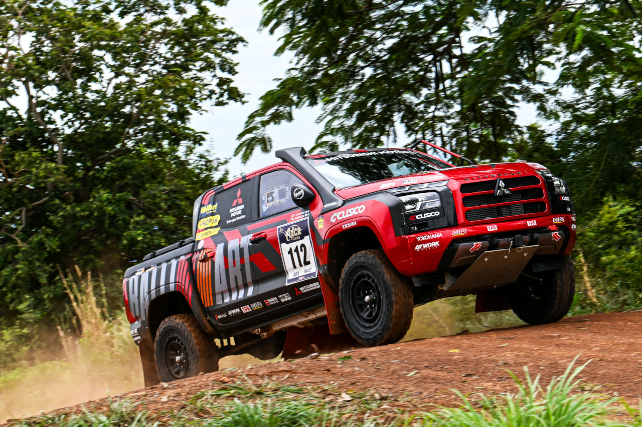 ミツビシが首位浮上。いすゞ2位、前半戦最後のレグ3はトヨタの前年王者が復活の一番時計／AXCR2025