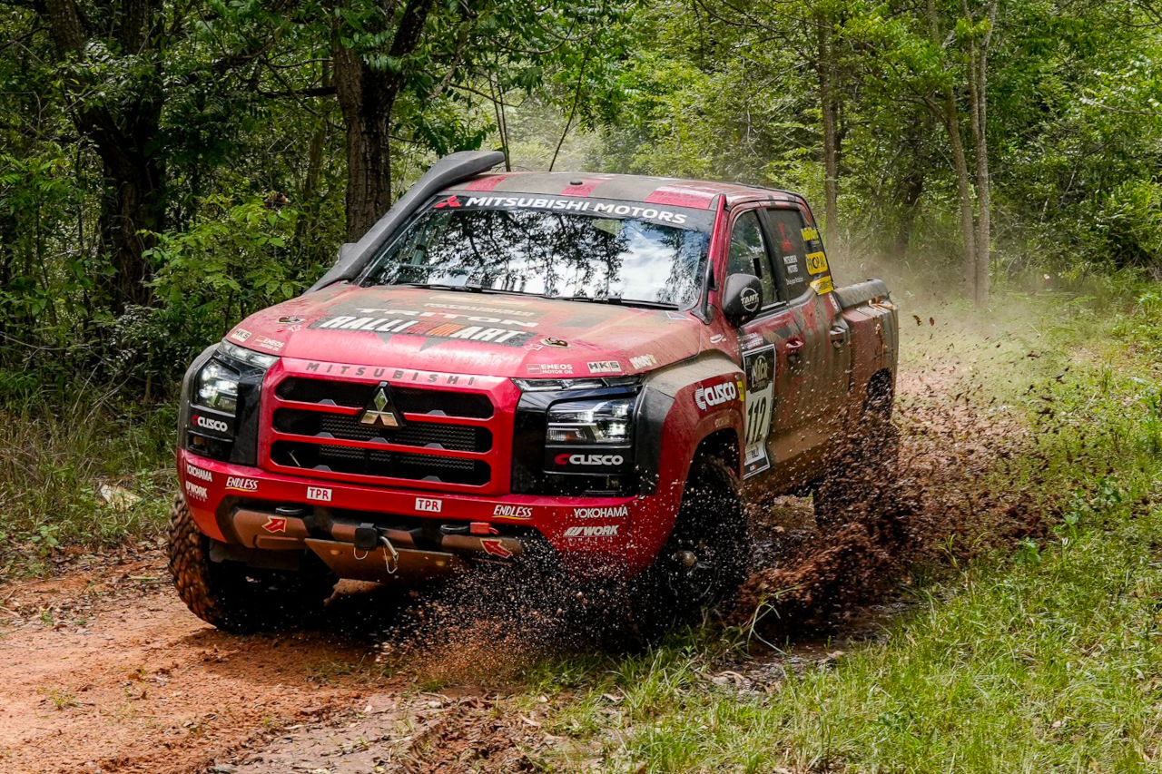 「まさに神業」田口勝彦組の窮地を抜群のチームワークでカバー。チーム三菱ラリーアート、総合首位でアジアクロスカントリーラリー2025を折り返す
