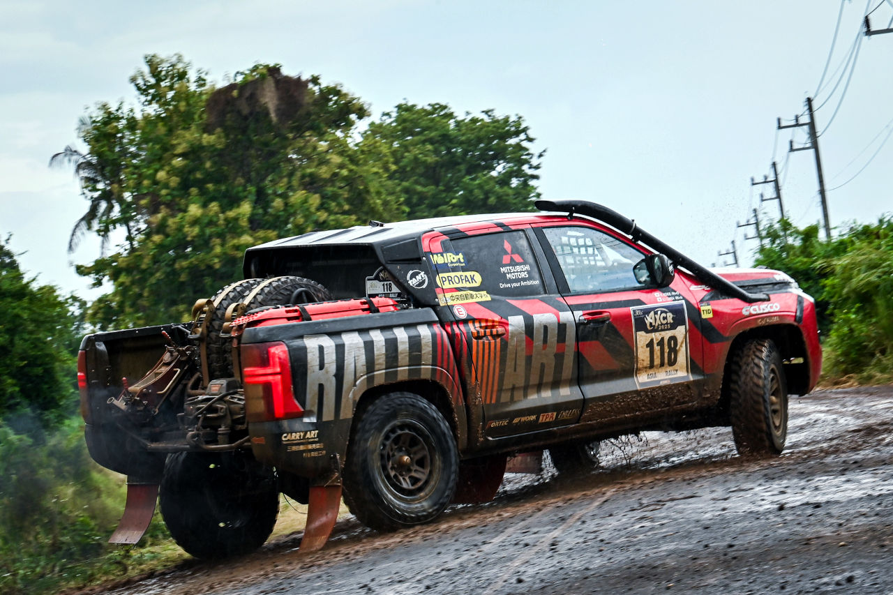 「まさに神業」田口勝彦組の窮地を抜群のチームワークでカバー。チーム三菱ラリーアート、総合首位でアジアクロスカントリーラリー2025を折り返す