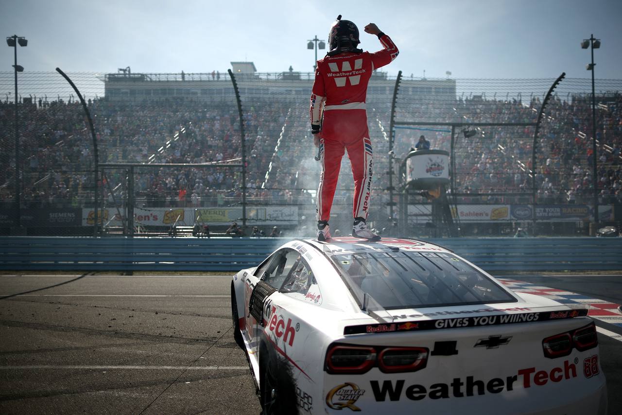 ロードの名手SVGが10秒以上の大差で独走。自身の複数年契約延長を祝う破竹の5勝目／NASCAR第24戦