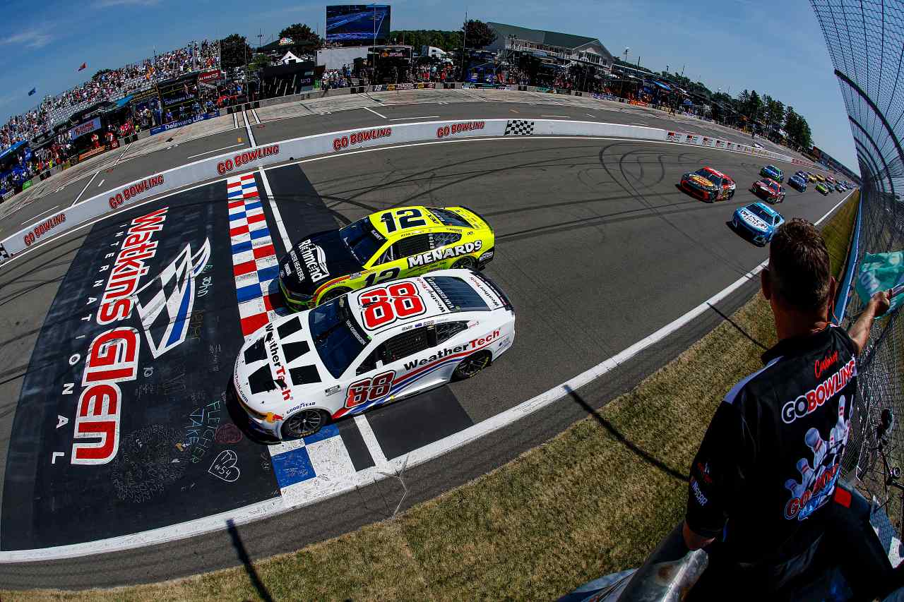 ロードの名手SVGが10秒以上の大差で独走。自身の複数年契約延長を祝う破竹の5勝目／NASCAR第24戦