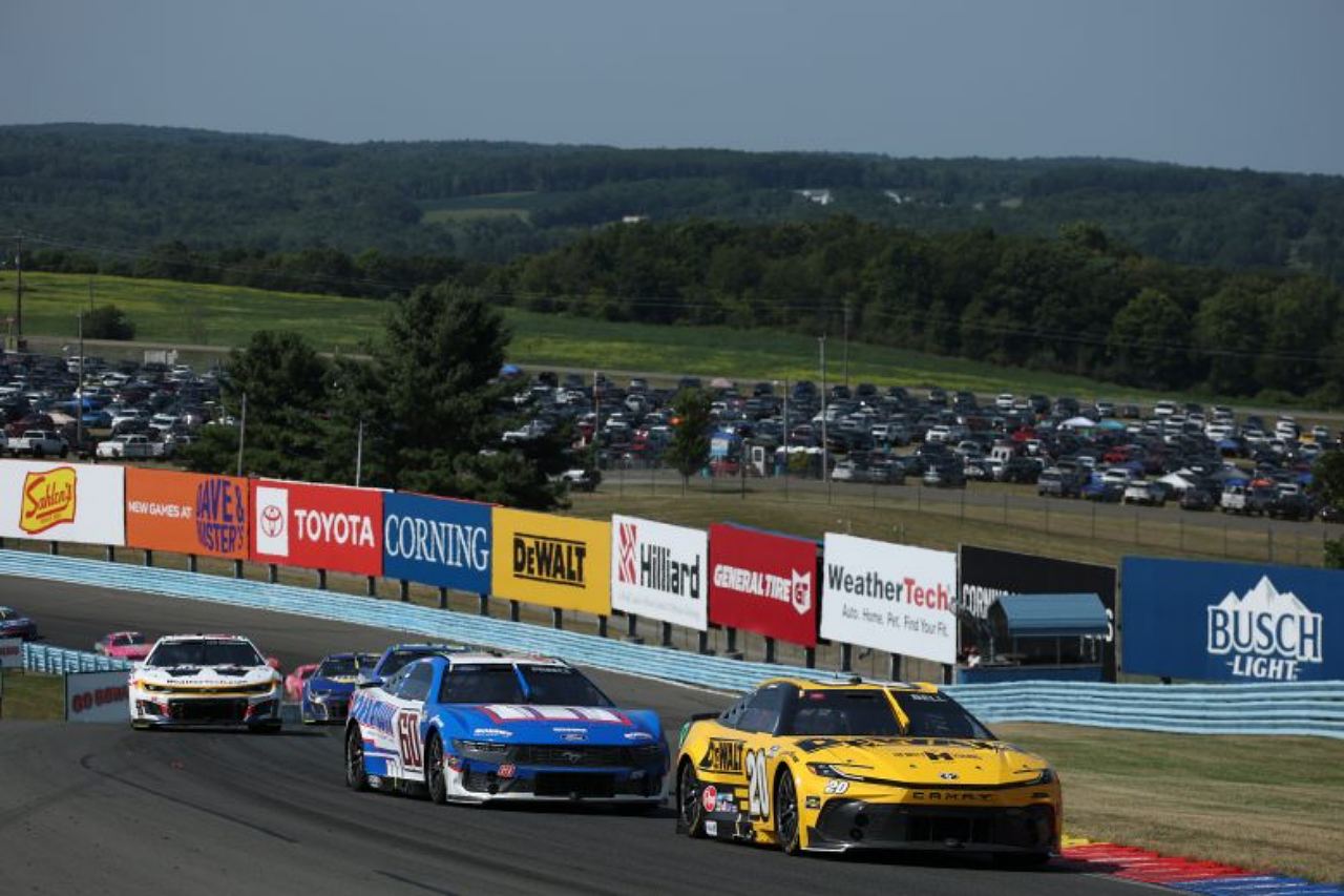 ロードの名手SVGが10秒以上の大差で独走。自身の複数年契約延長を祝う破竹の5勝目／NASCAR第24戦