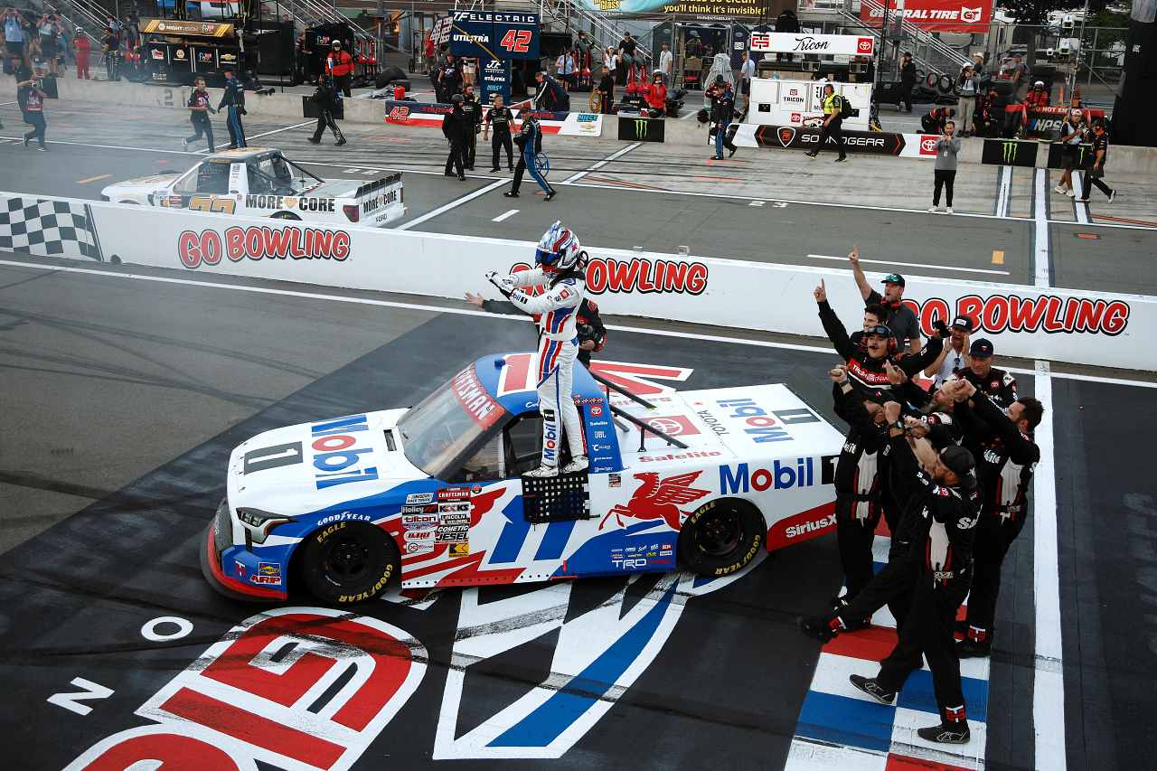 ロードの名手SVGが10秒以上の大差で独走。自身の複数年契約延長を祝う破竹の5勝目／NASCAR第24戦