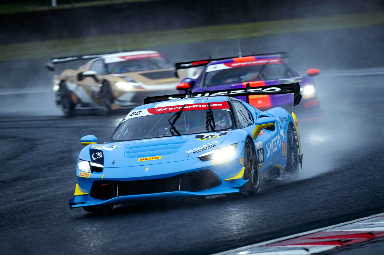 雨の岡山を制した武藤壮汰が王座獲得「勝ちパターンに持ち込めました」／2025フェラーリ・チャレンジ・ジャパン最終戦