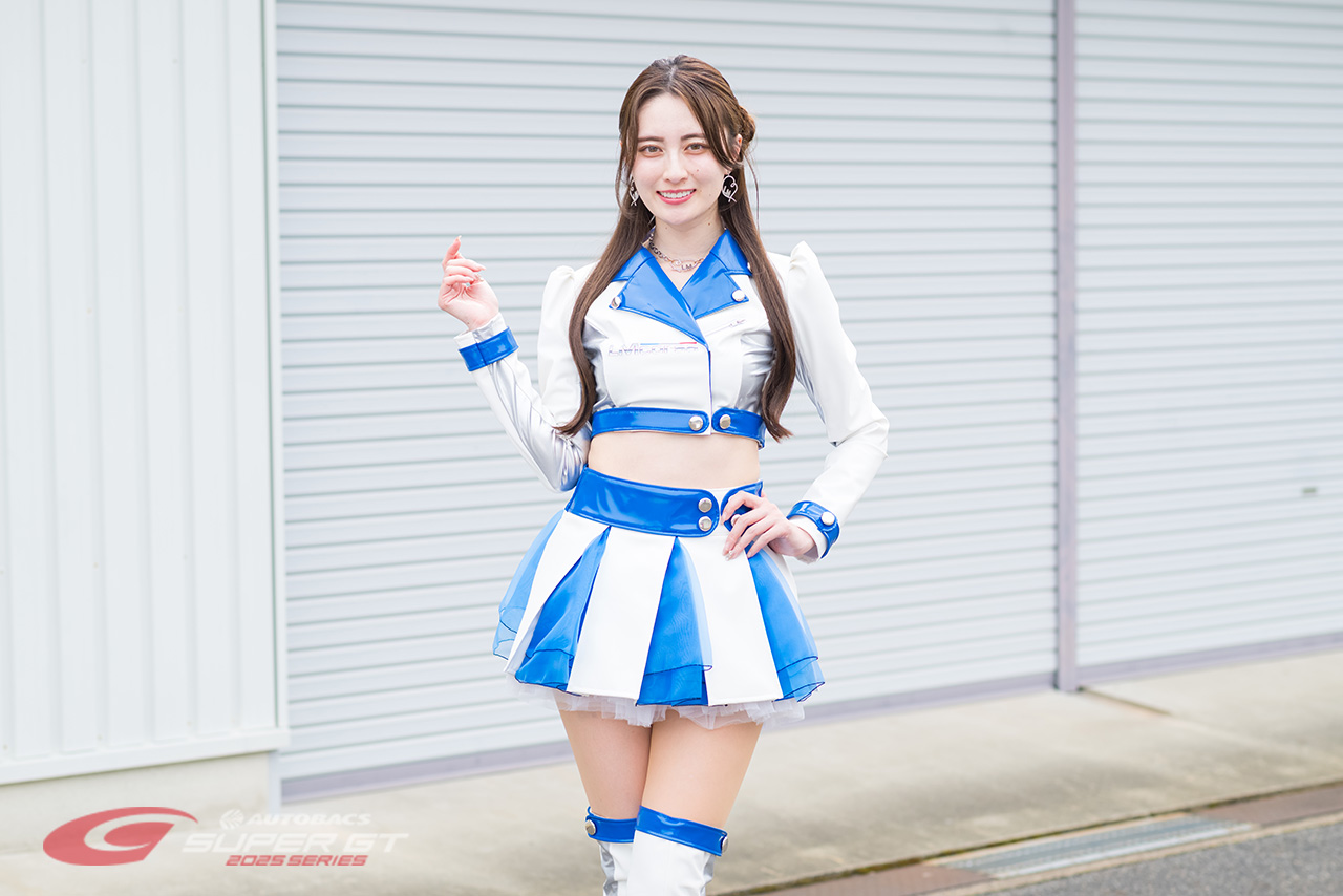 サーキットではに笑顔を見せる鈴木南美「昨年よりはるかに成長していきたい」【2025RQインタビューVol.28】