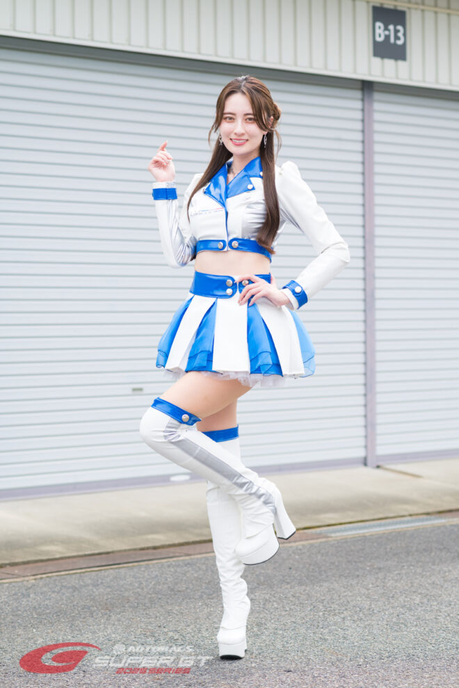 サーキットではに笑顔を見せる鈴木南美「昨年よりはるかに成長していきたい」【2025RQインタビューVol.28】