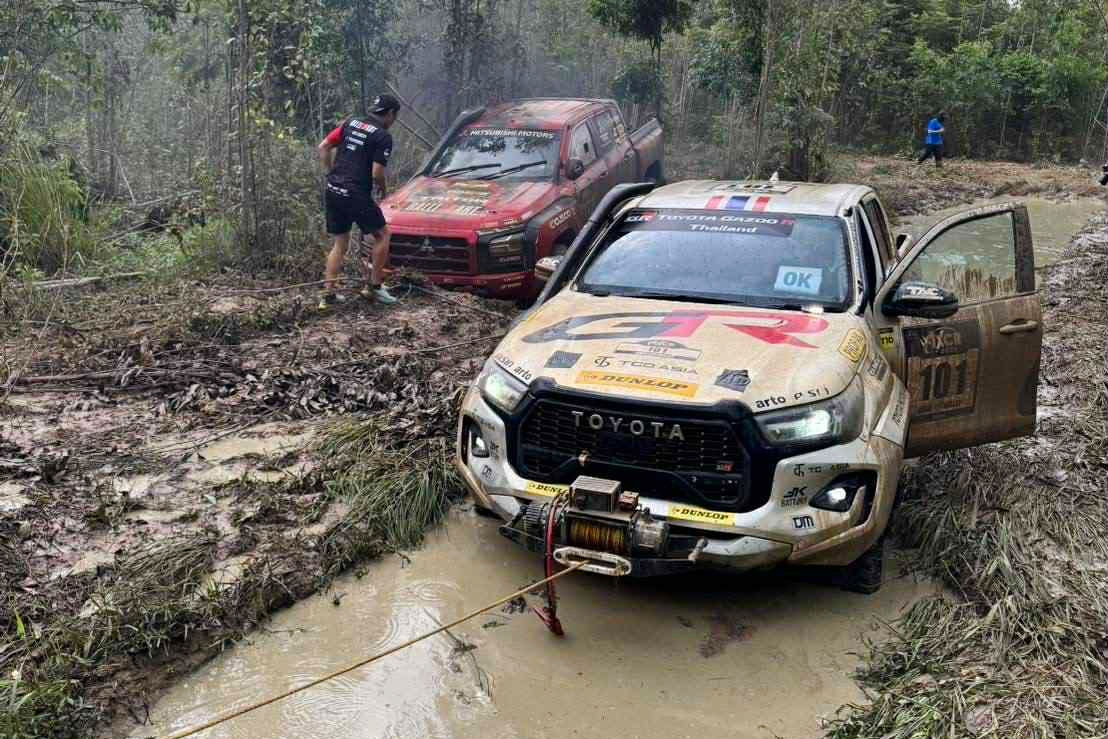 スタック、荷台脱落と“極悪路”が牙を剥いた後半戦初日。ミツビシが三つ巴を牽引したまま残すは2日に／アジアクロスカントリーラリー