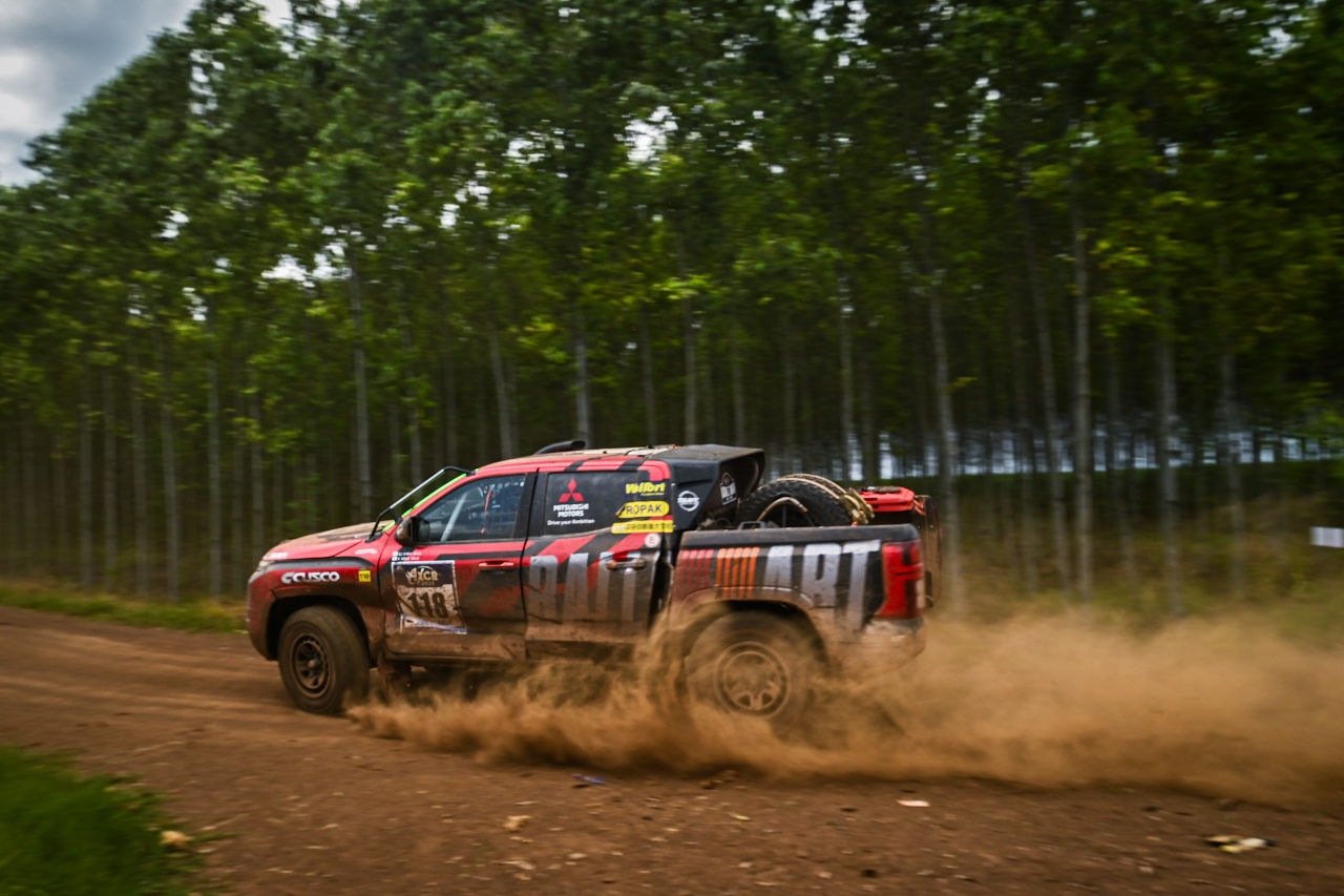 チーム三菱ラリーアート、3年ぶりの勝利に王手。「このまま逃げ切ってもらえたら」と増岡総監督/アジアクロスカントリーラリー2025