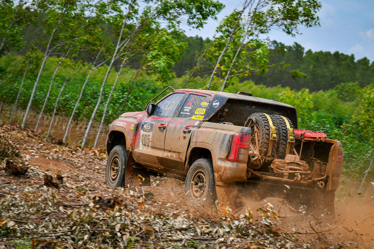 チーム三菱ラリーアート、3年ぶりの勝利に王手。「このまま逃げ切ってもらえたら」と増岡総監督／アジアクロスカントリーラリー2025