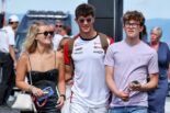 2025年F1第14戦ハンガリーGP　オリバー・ベアマン（ハース）とガールフレンドのアリシア・トリアニ。弟のトーマス・ベアマン