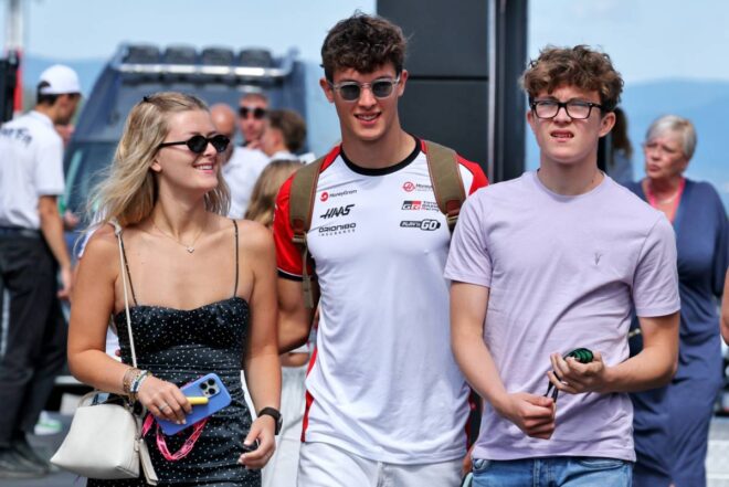 2025年F1第14戦ハンガリーGP　オリバー・ベアマン（ハース）とガールフレンドのアリシア・トリアニ。弟のトーマス・ベアマン