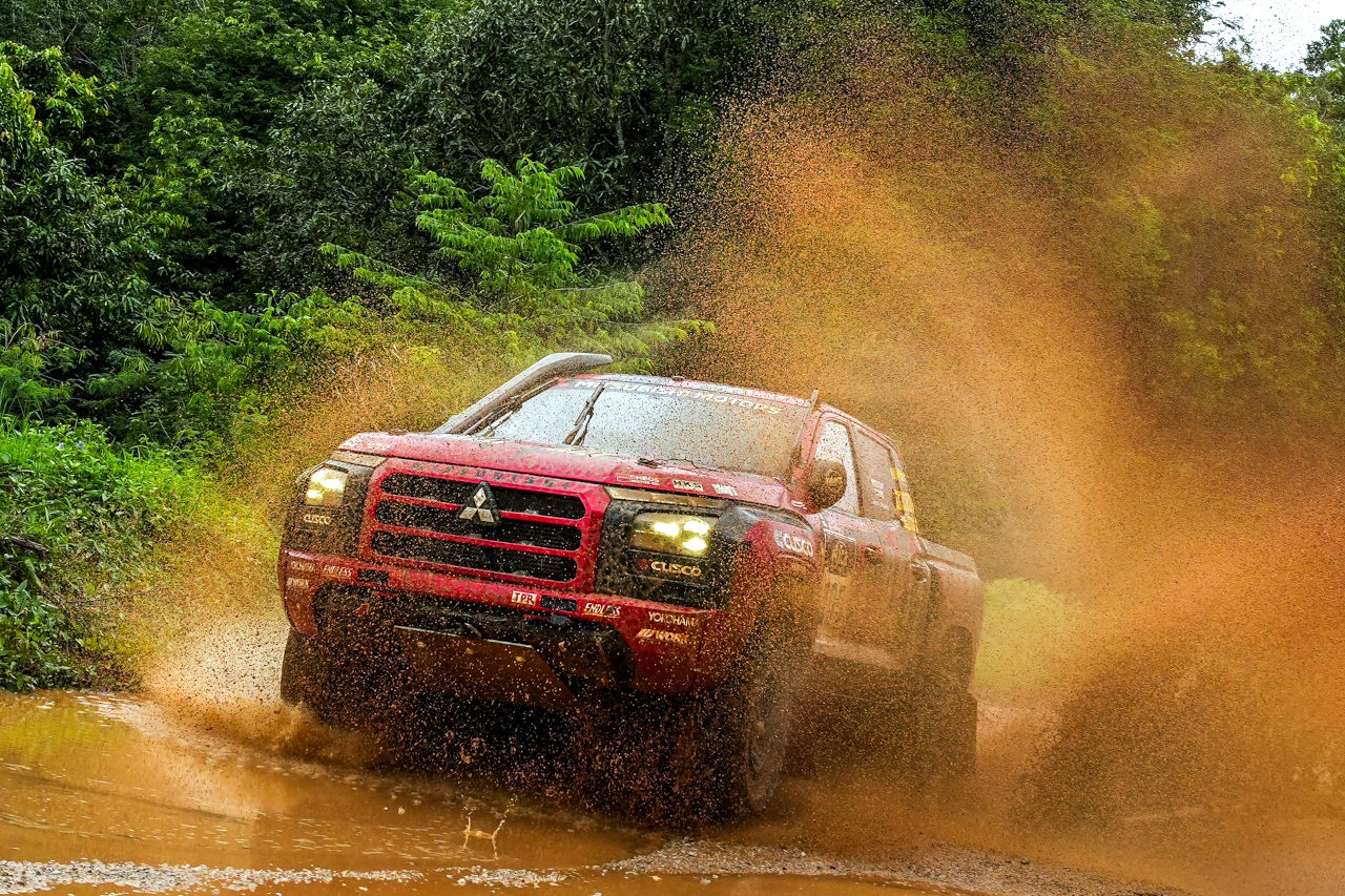 最終日の“試練”を乗り越え、チーム三菱ラリーアートが2022年以来のAXCR総合優勝。増岡浩総監督「悔しい思いをバネに1年間頑張ってきた」