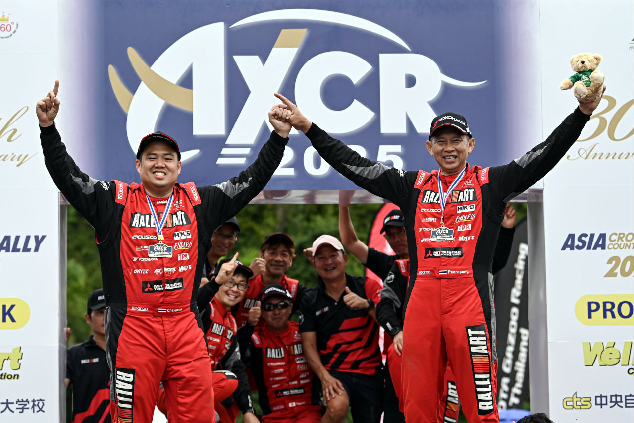 最終日の“試練”を乗り越え、チーム三菱ラリーアートが2022年以来のAXCR総合優勝。増岡浩総監督「悔しい思いをバネに1年間頑張ってきた」
