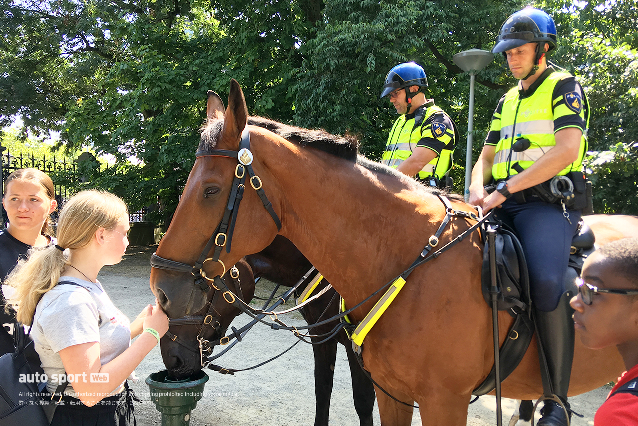 アムステルダムでは警官が馬でパトロール