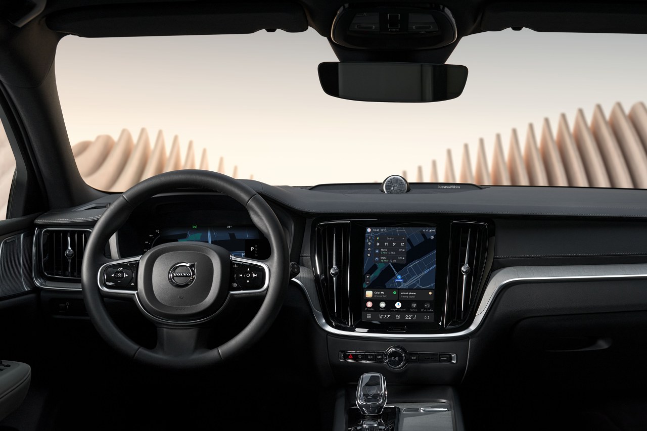 ボルボ、主軸ワゴン『V60／V60クロスカントリー』を仕様変更。新インターフェイスに安全機能も更新