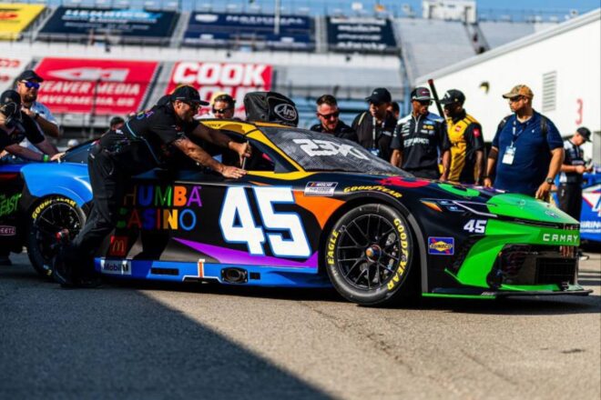 雪辱勝利のディロンが滑り込みプレーオフ進出へ。バイロンは初のレギュラー王者に／NASCAR第25戦