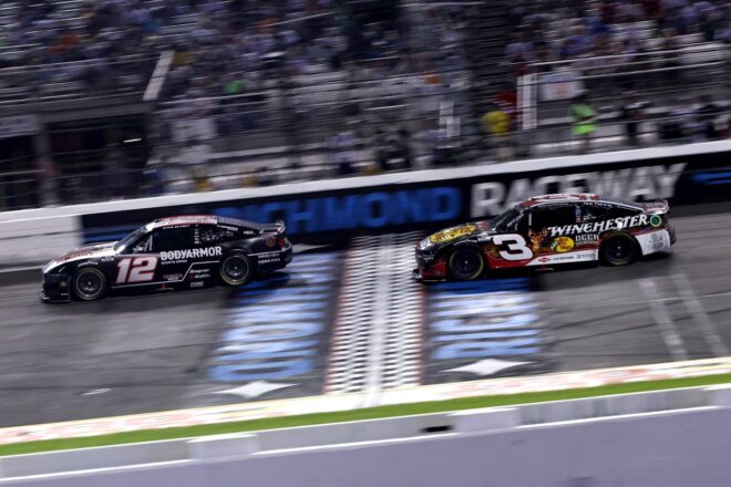雪辱勝利のディロンが滑り込みプレーオフ進出へ。バイロンは初のレギュラー王者に／NASCAR第25戦