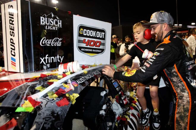 雪辱勝利のディロンが滑り込みプレーオフ進出へ。バイロンは初のレギュラー王者に／NASCAR第25戦