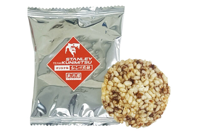 食べて組み立てて応援！外箱がピットになるチームクニミツおこげ煎餅。オートスポーツWebショップで発売中