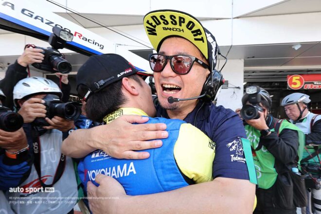 阪口晴南のポールポジションを喜ぶ坂東正敬監督