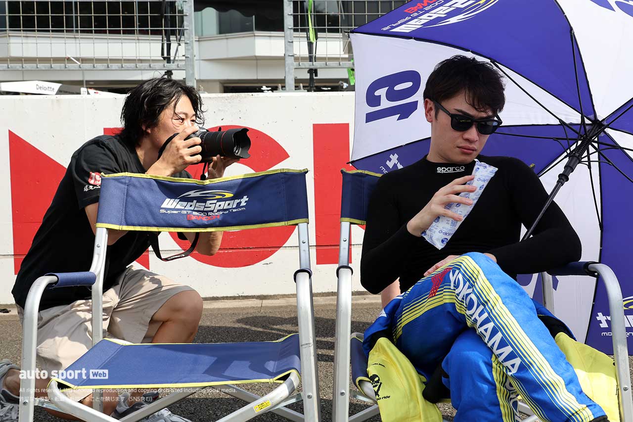 阪口晴南のシャッターチャンスを狙う国本雄資（WedsSport ADVAN GR Supra）