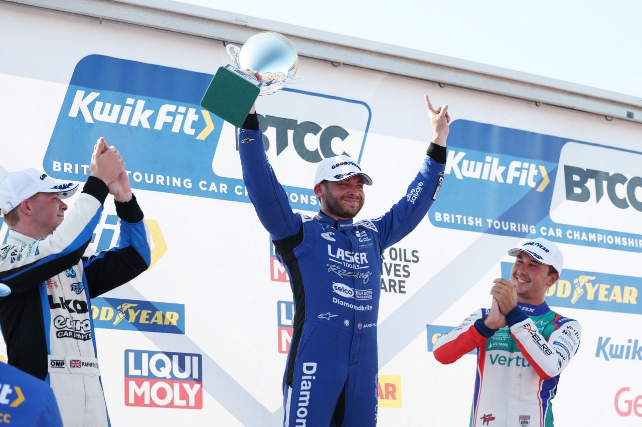 病み上がり王者ヒルのBMWが“ダブル”達成。火災から蘇ったPMRも2台のクプラで復活／BTCC第7戦ノックヒル