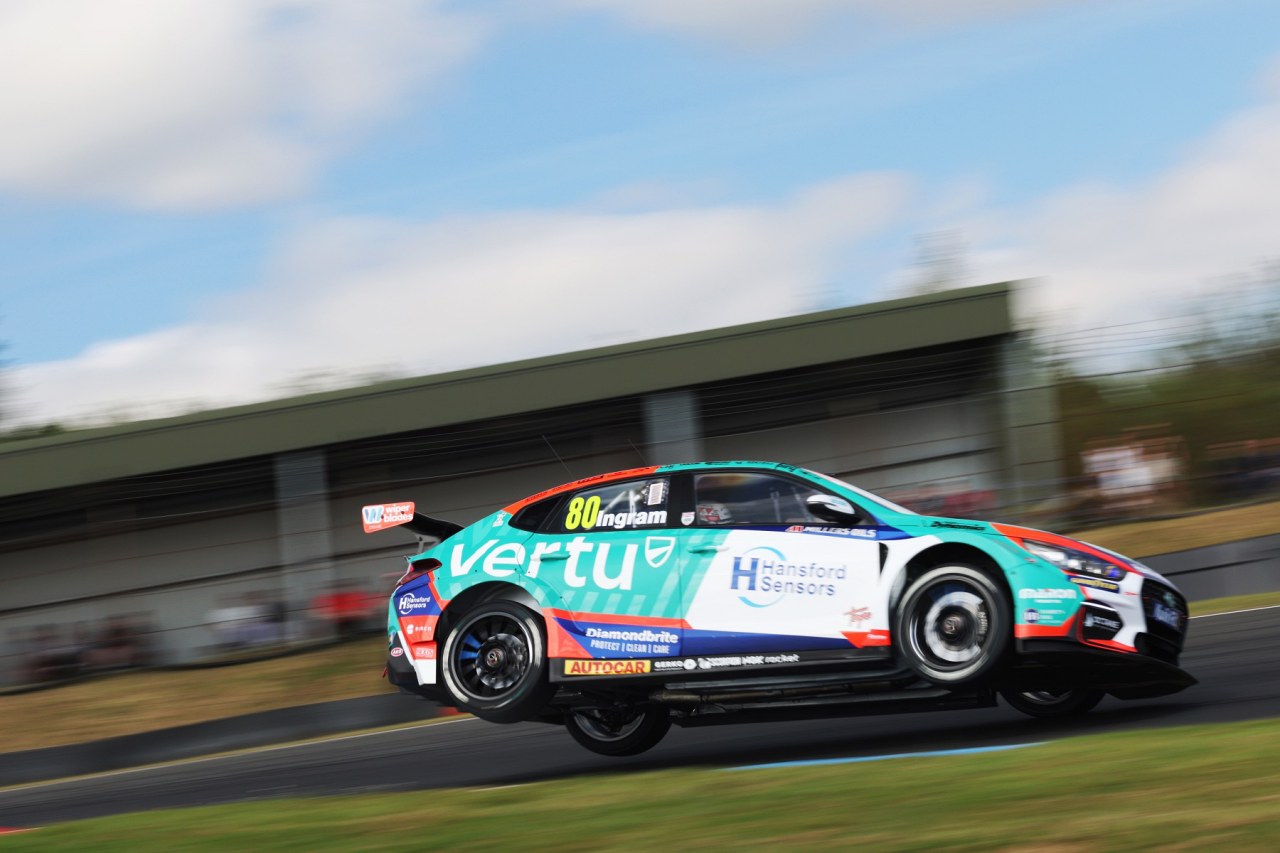 病み上がり王者ヒルのBMWが“ダブル”達成。火災から蘇ったPMRも2台のクプラで復活／BTCC第7戦ノックヒル