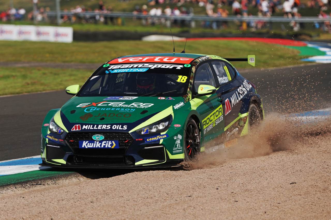 病み上がり王者ヒルのBMWが“ダブル”達成。火災から蘇ったPMRも2台のクプラで復活／BTCC第7戦ノックヒル