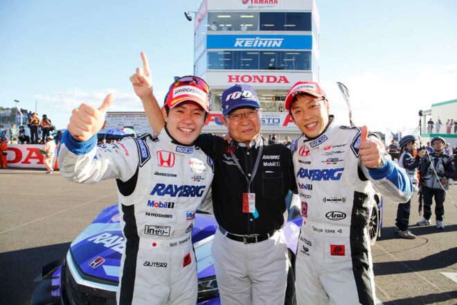 山本尚貴、高橋国光監督、伊沢拓也（TEAM KUNIMITSU）