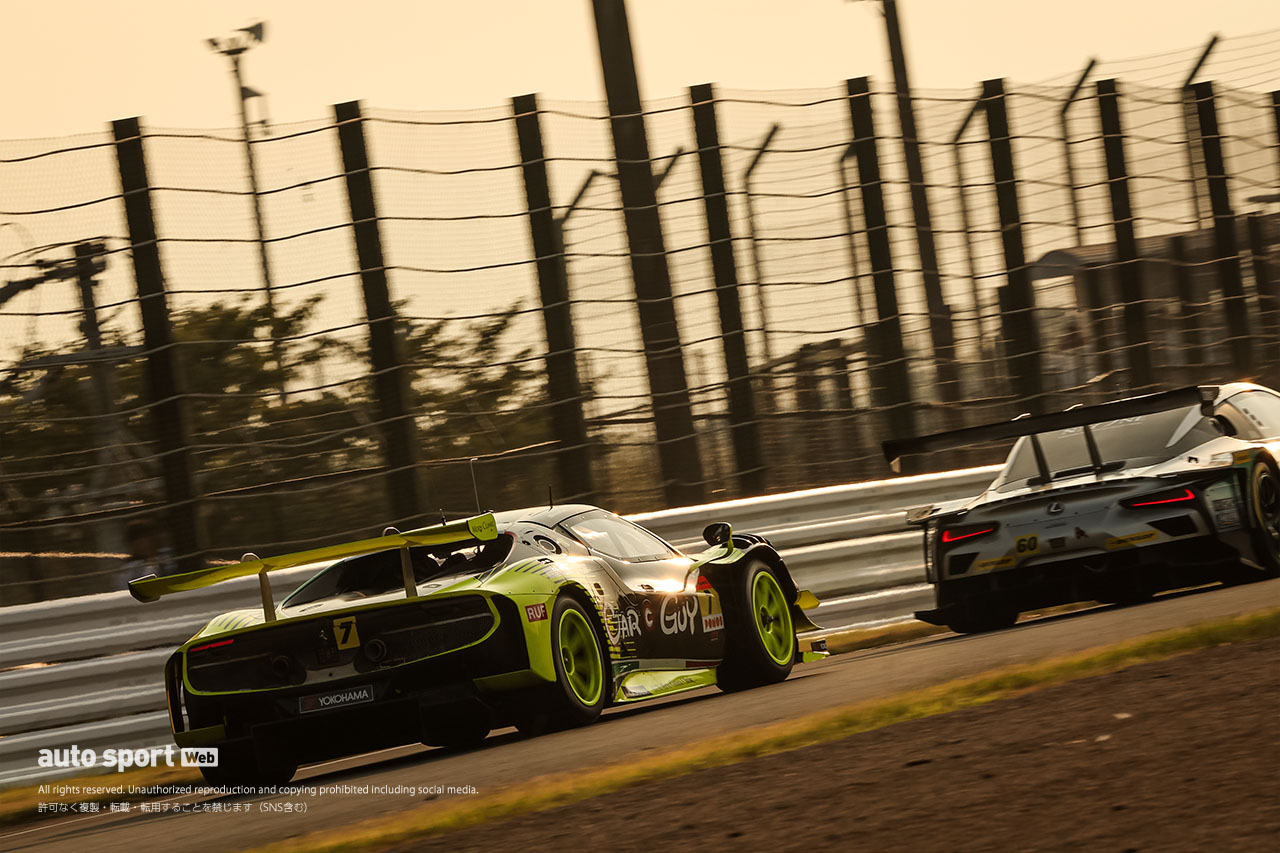 Syntium LMcorsa LC500 GTを追うCARGUY Ferrari 296 GT3