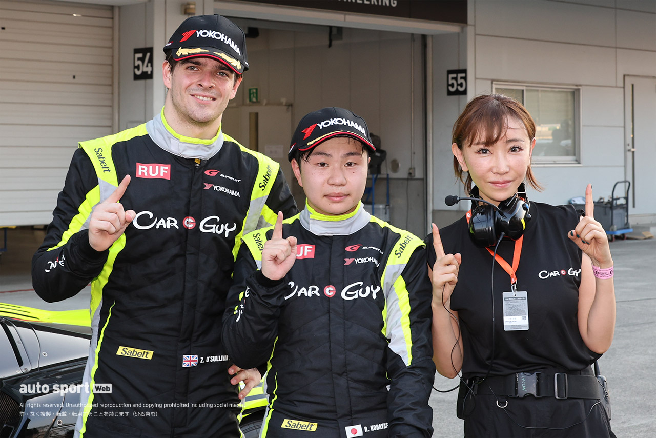 GT300初優勝を飾ったザック・オサリバン／小林利徠斗（CARGUY Ferrari 296 GT3）と芳賀美里監督（CARGUY MKS RACING）