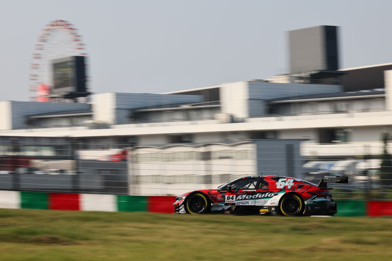 MOTUL AUTECH Zがピットで鮮やかな逆転。ゼッケン『23』が2年ぶりの勝利【GT500決勝レポート】