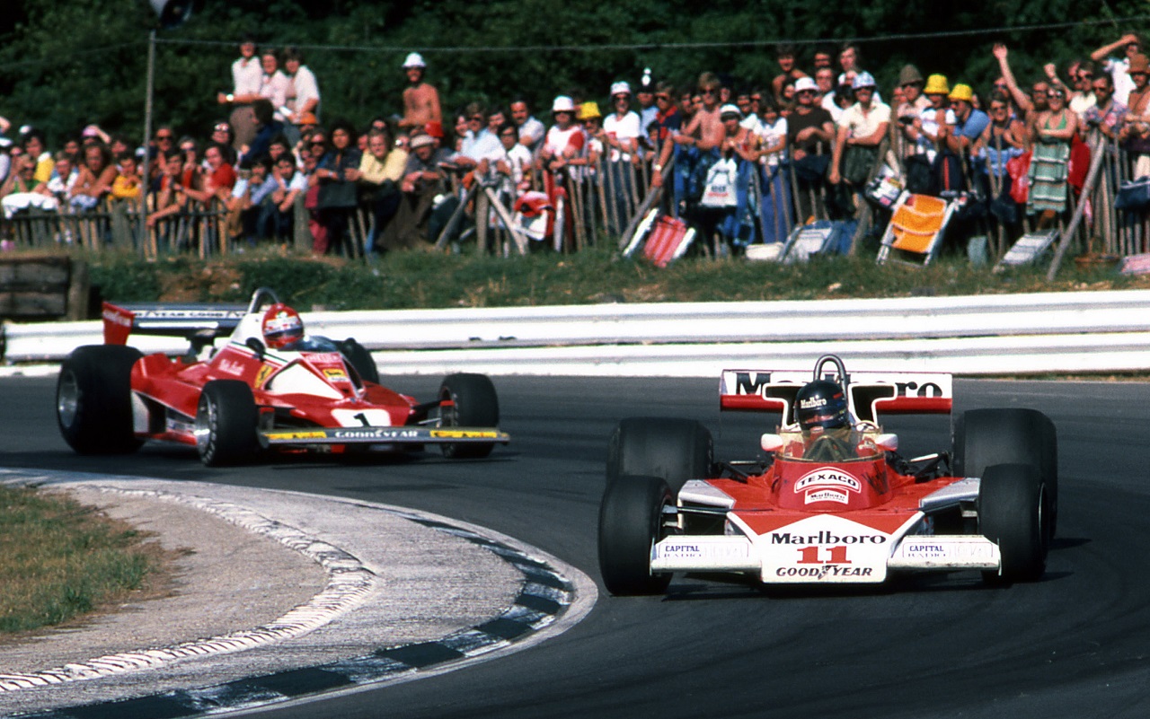 ジェームズ・ハント（マクラーレン）とニキ・ラウダ（フェラーリ）
