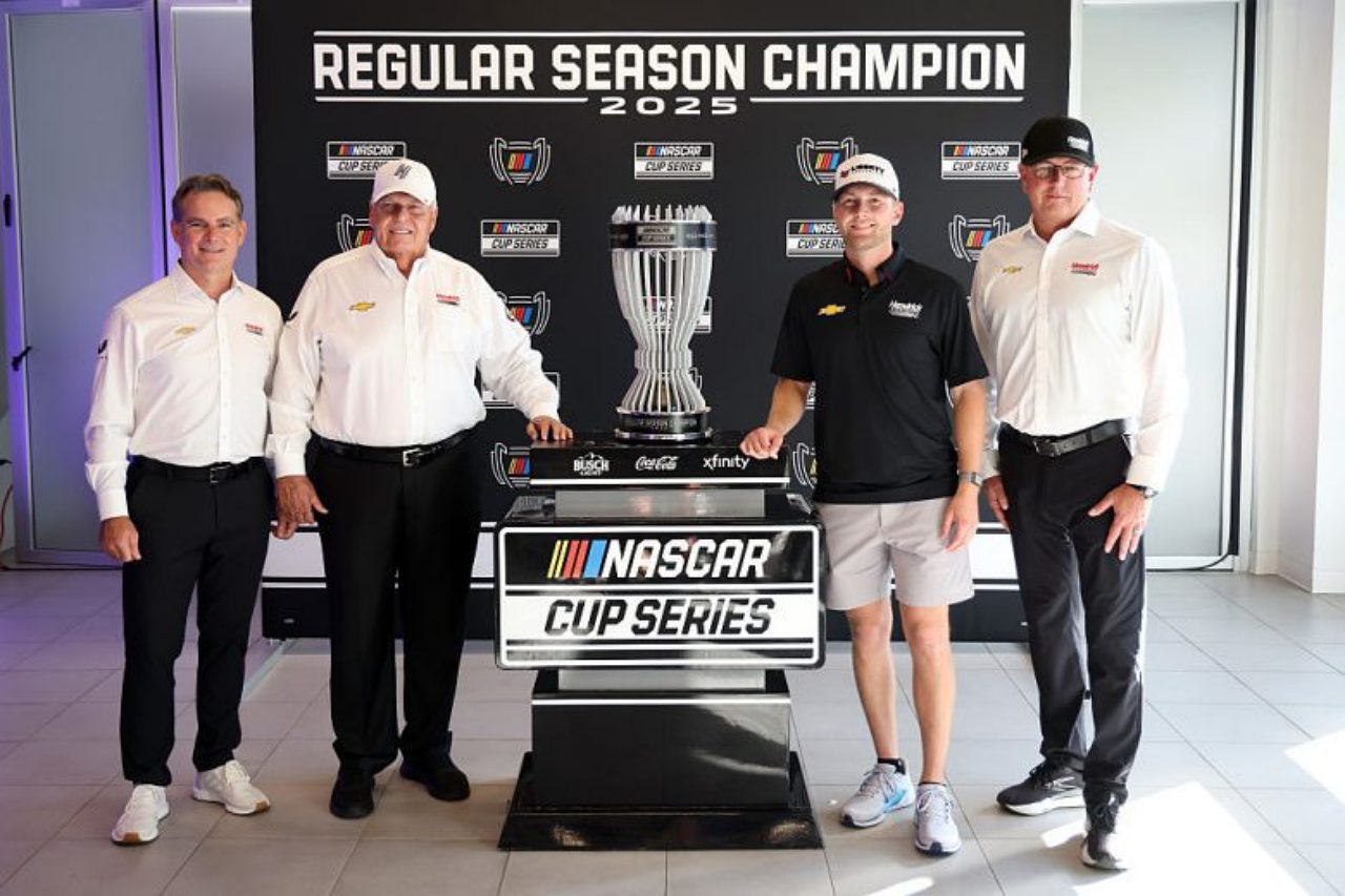 ブレイニーがレギュラー最終戦で集団決着を制覇。ボウマン、レディックがプレーオフ進出へ／NASCAR第26戦