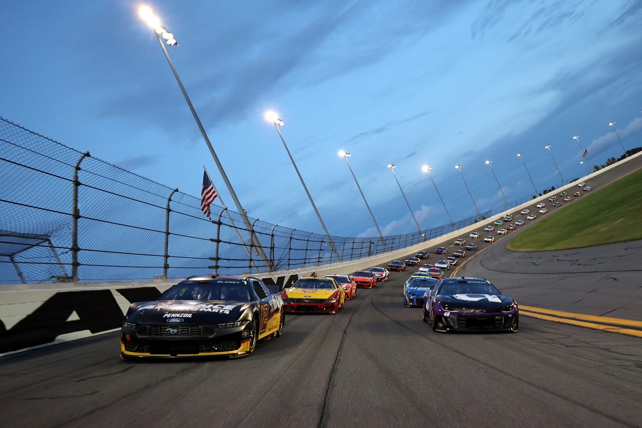 ブレイニーがレギュラー最終戦で集団決着を制覇。ボウマン、レディックがプレーオフ進出へ／NASCAR第26戦